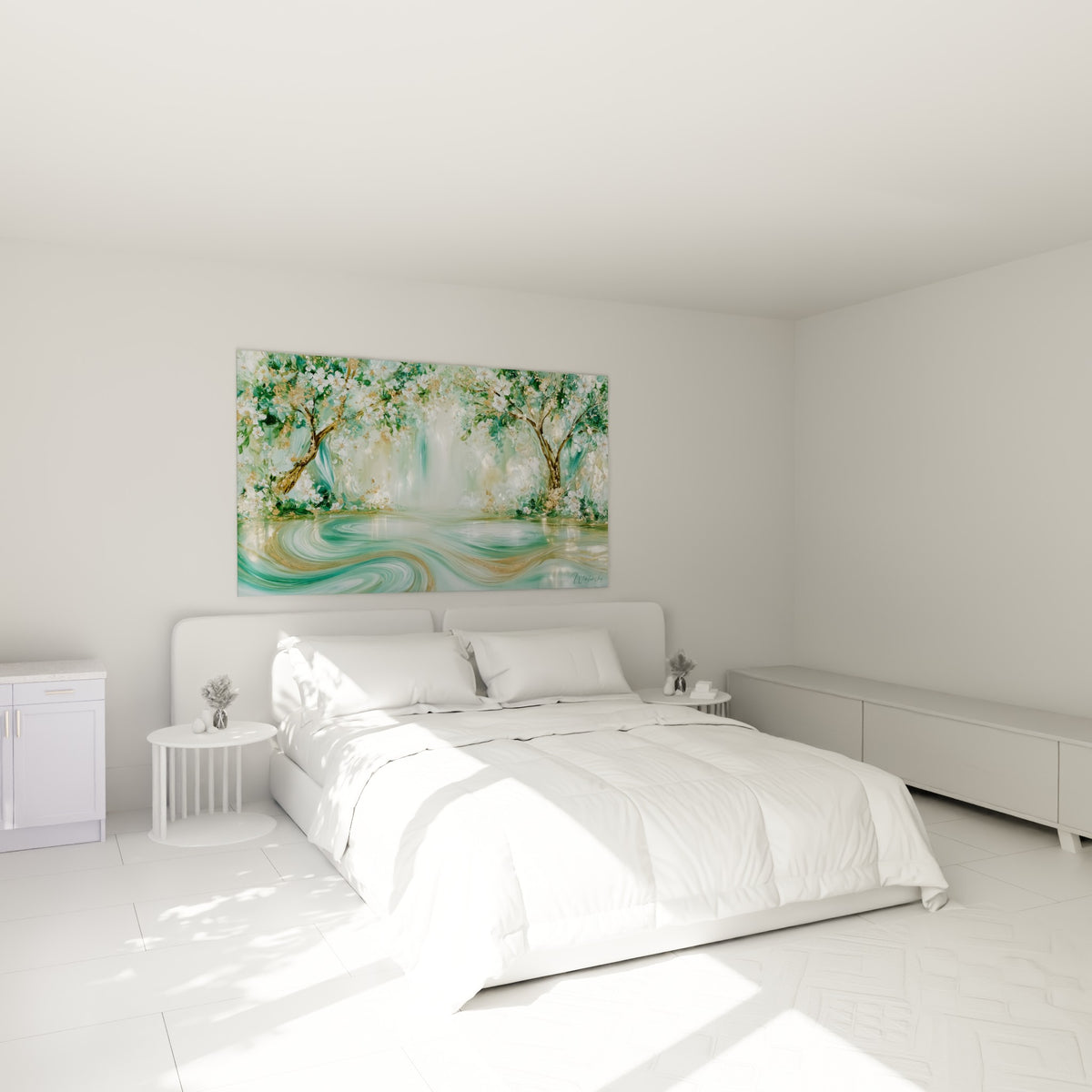 Fleurs blanches et reflets dorés d'un tableau Forêt au-dessus d'un lit dans une chambre claire