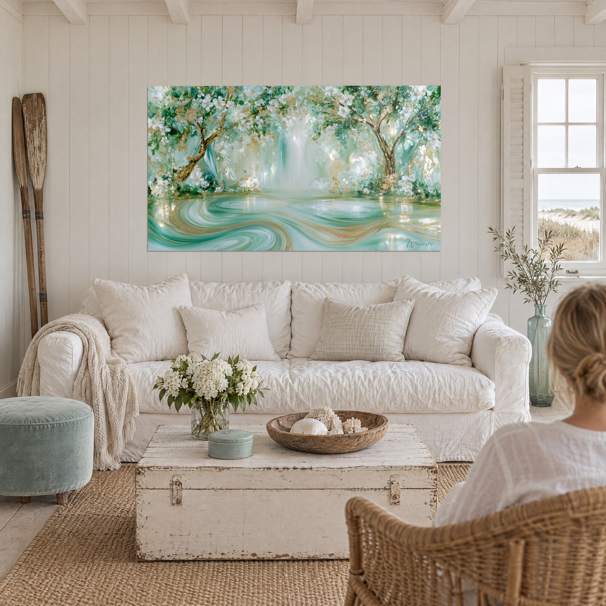 Tableau clairière de pommiers en fleurs, vert d'eau et or, reflets nacrés, au-dessus d'un canapé dans un salon lumineux
