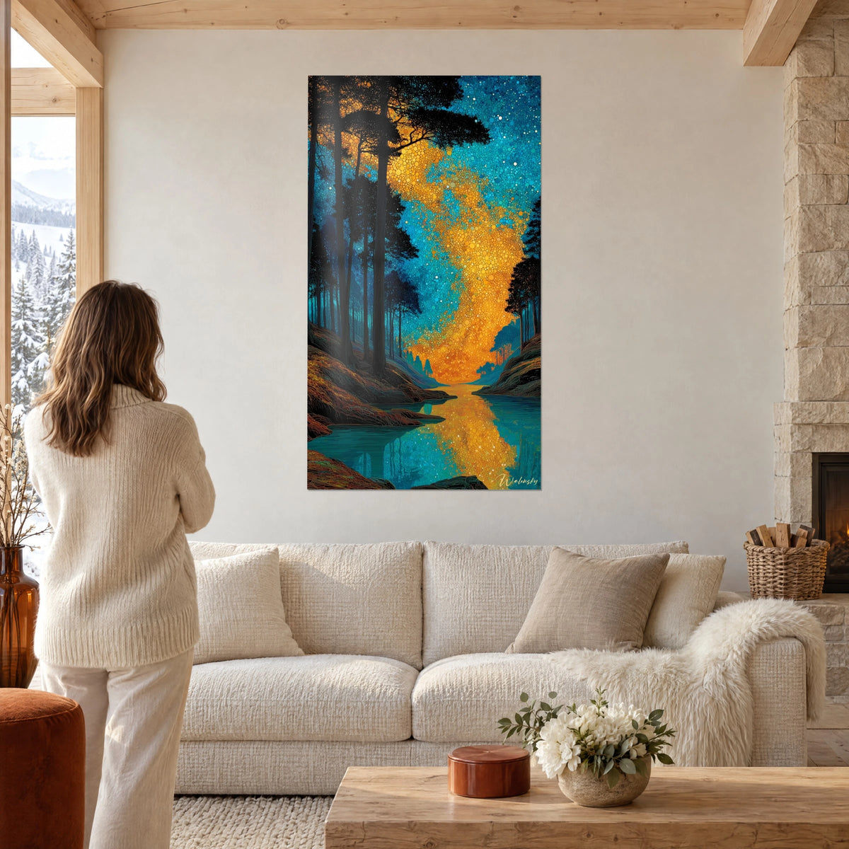 Schilderij gouden Melkweg boven een rivier, donkere dennen en turquoise lucht, koppel van achteren, boven een bank in een lichte woonkamer
