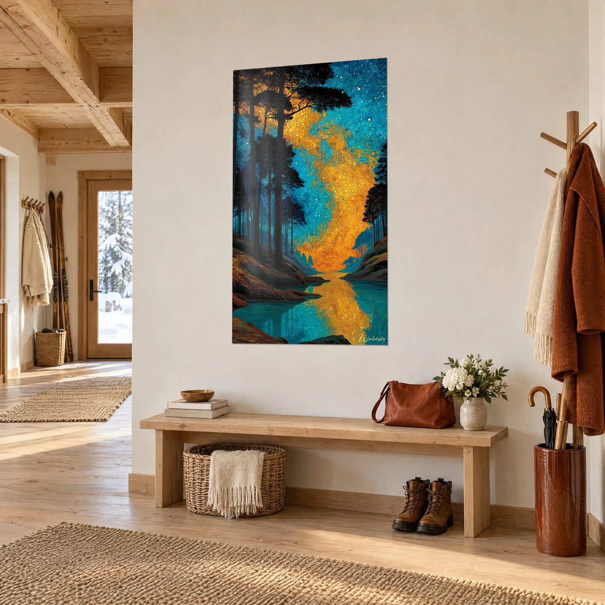 Schilderij sterrennacht in pointillisme, zwarte dennen, turquoise blauwe lucht en oranje streep, driekwartzicht in de entree van een chalet