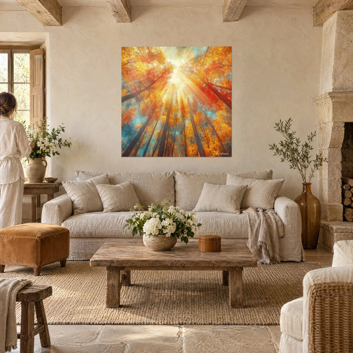 Quadro bosco ripreso dal basso, raggi di sole dorati e fogliame arancio, due persone di spalle sopra un divano in un soggiorno luminoso
