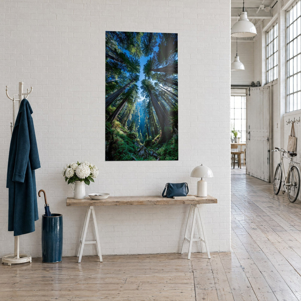 Schilderij plantaardige kathedraal van onderaf gezien, smaragdgroene varens en azuurblauwe lucht, driekwart op witte muur van een kunstenaarsloft