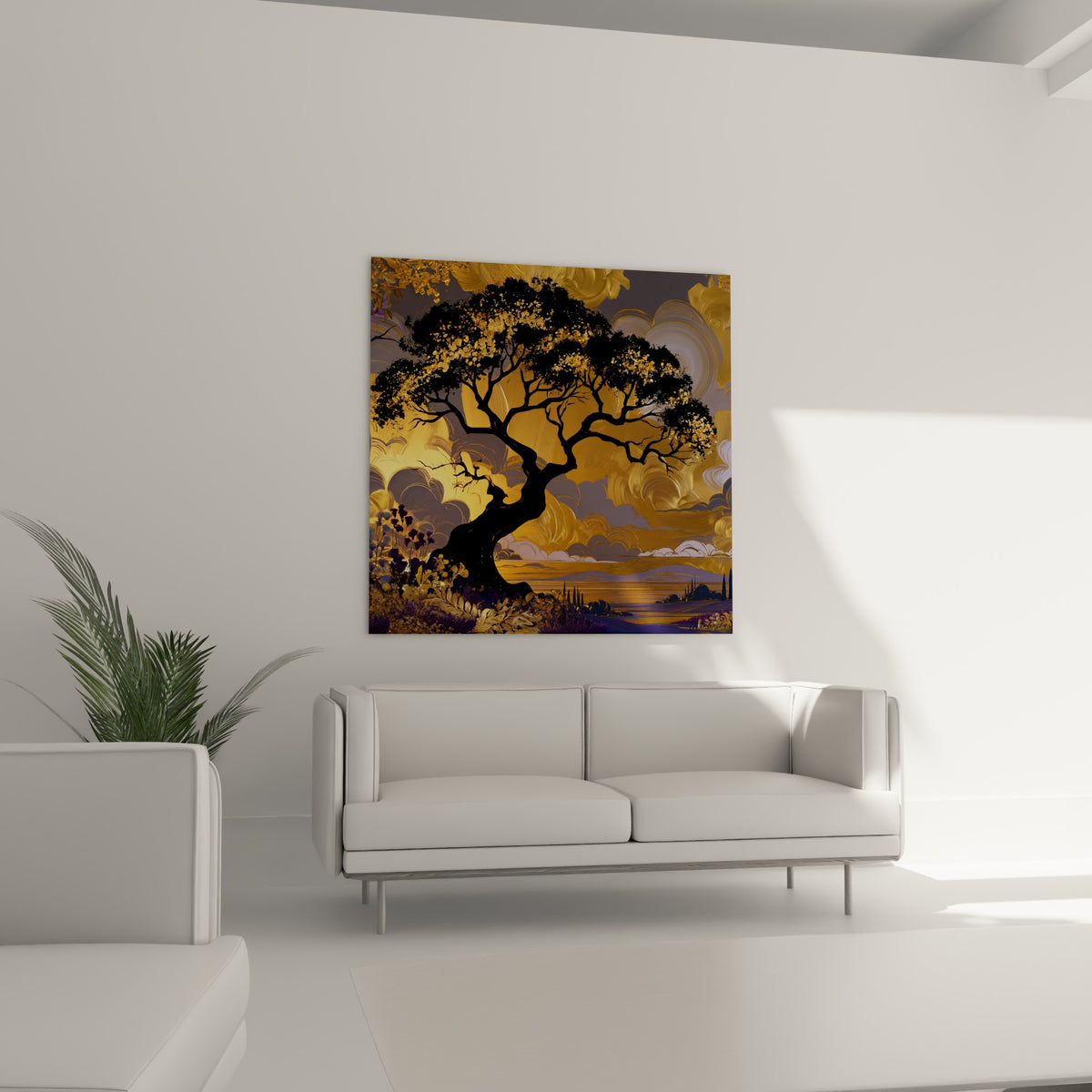 Branches noires et feuillage doré d'un arbre stylisé au-dessus d'un canapé dans un salon lumineux