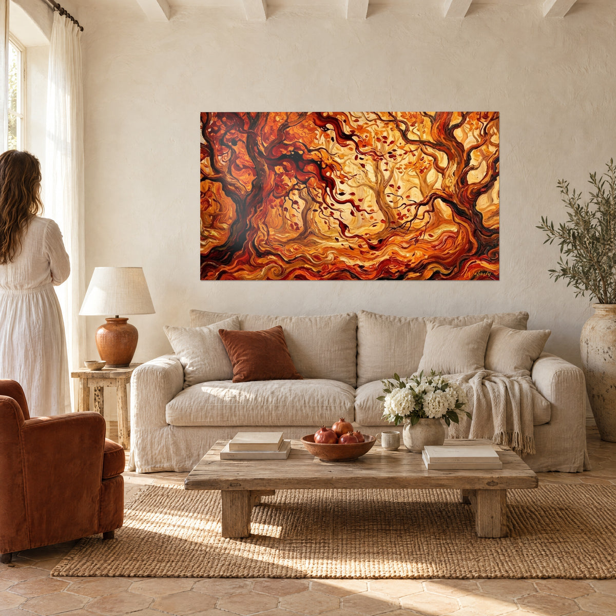 Tableau arbres aux troncs ondulants ambre et rouille, feuilles tournoyantes, au-dessus d'un canapé dans un salon lumineux