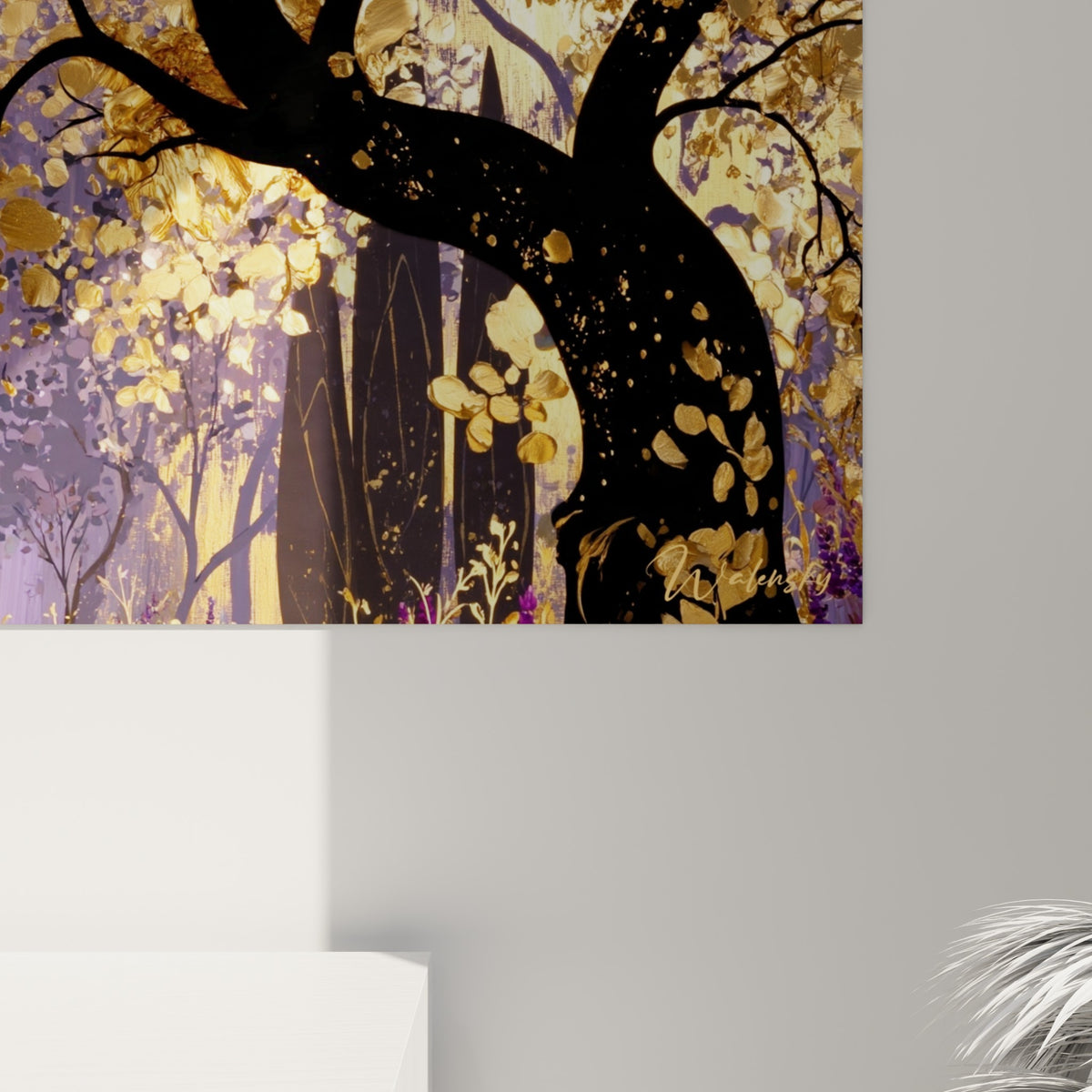 Empâtements dorés et coulures violettes se mêlant sur la toile, grain visible des branches noires entrelacées
