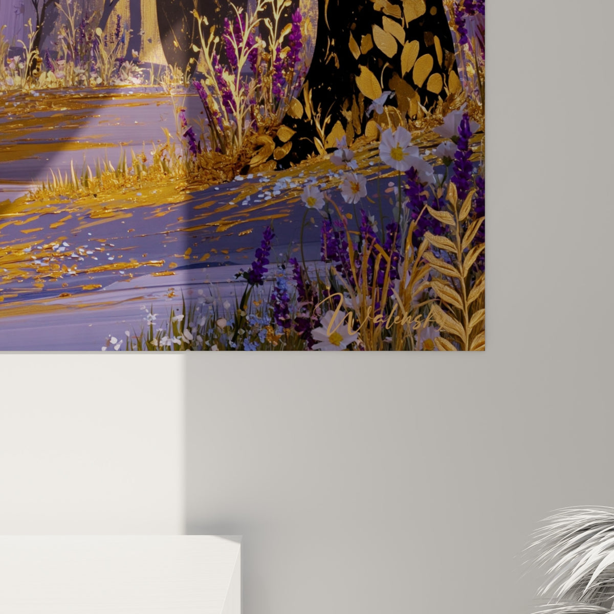 Empâtements dorés et coulures violettes se mêlent sur la toile, révélant la matière dense du feuillage peint