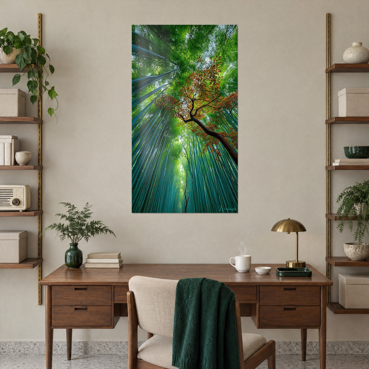 Quadro snelli fusti di bambù blu-verde, foglie autunnali arancioni, appeso tra due mensole sopra una scrivania in legno