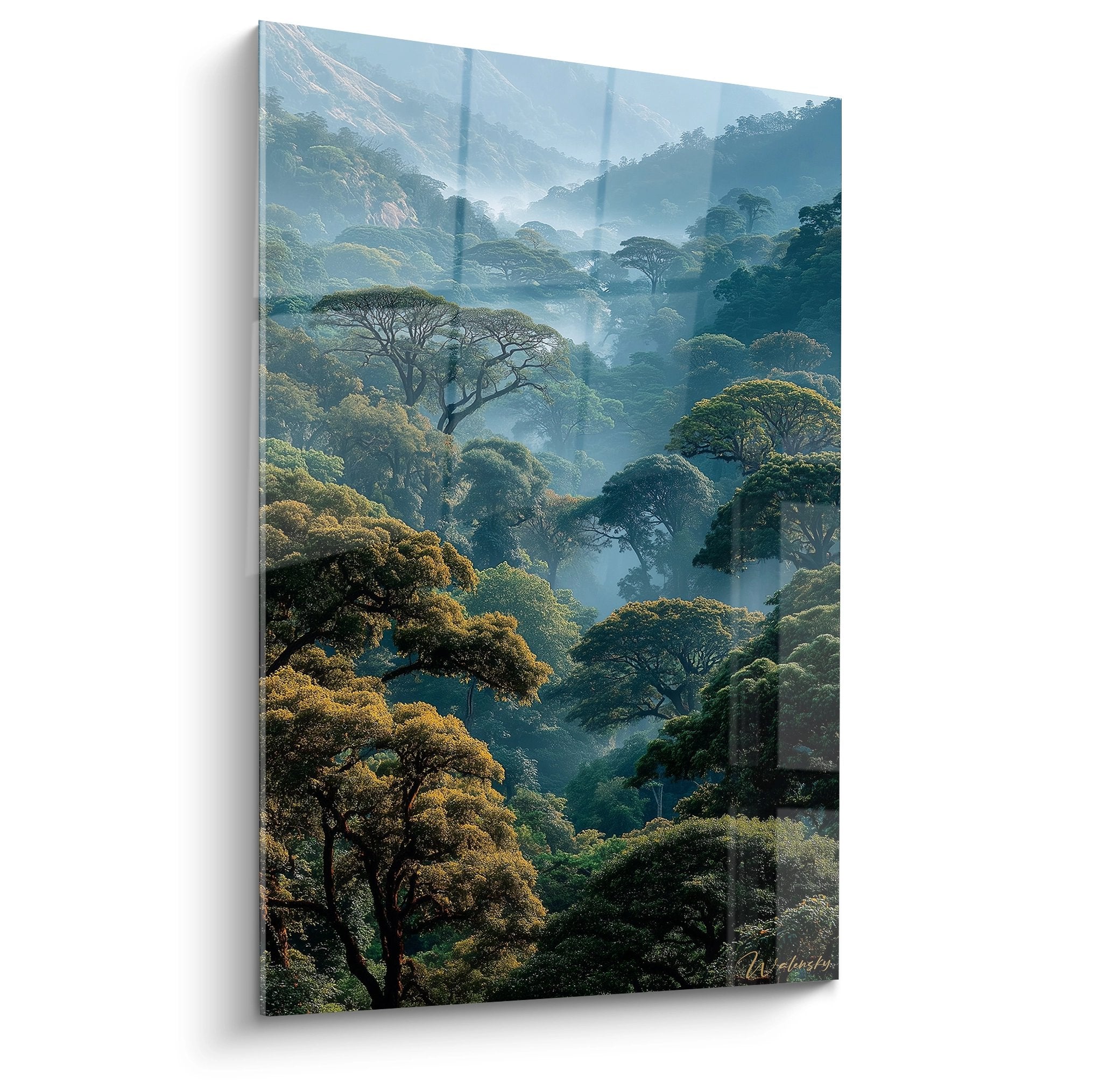 Tableau forêt tropicale brumeuse avec canopée mystique et brumes matinales dorées