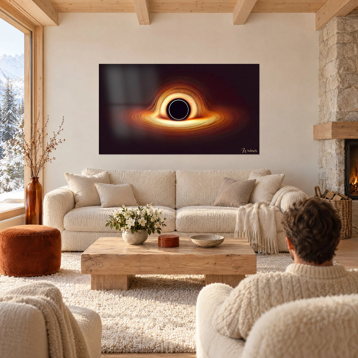 Gemälde Schwarzes Loch umrandet von ockerfarbenem und orangefarbenem Licht, zwei Personen von hinten über einem Sofa in einem hellen Wohnzimmer