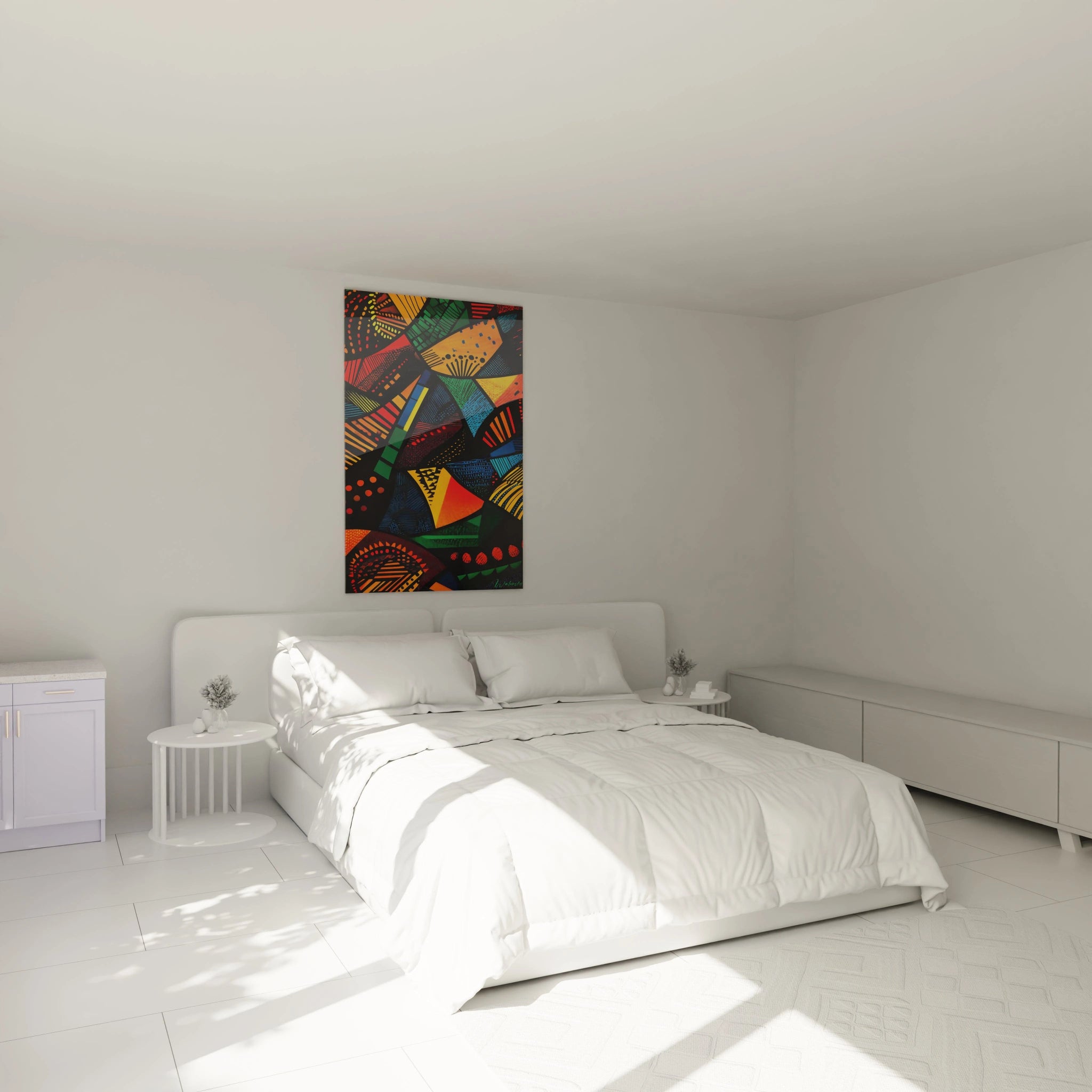 Tableau africain mural coloré Walensky avec motifs abstraits dans une chambre blanche moderne