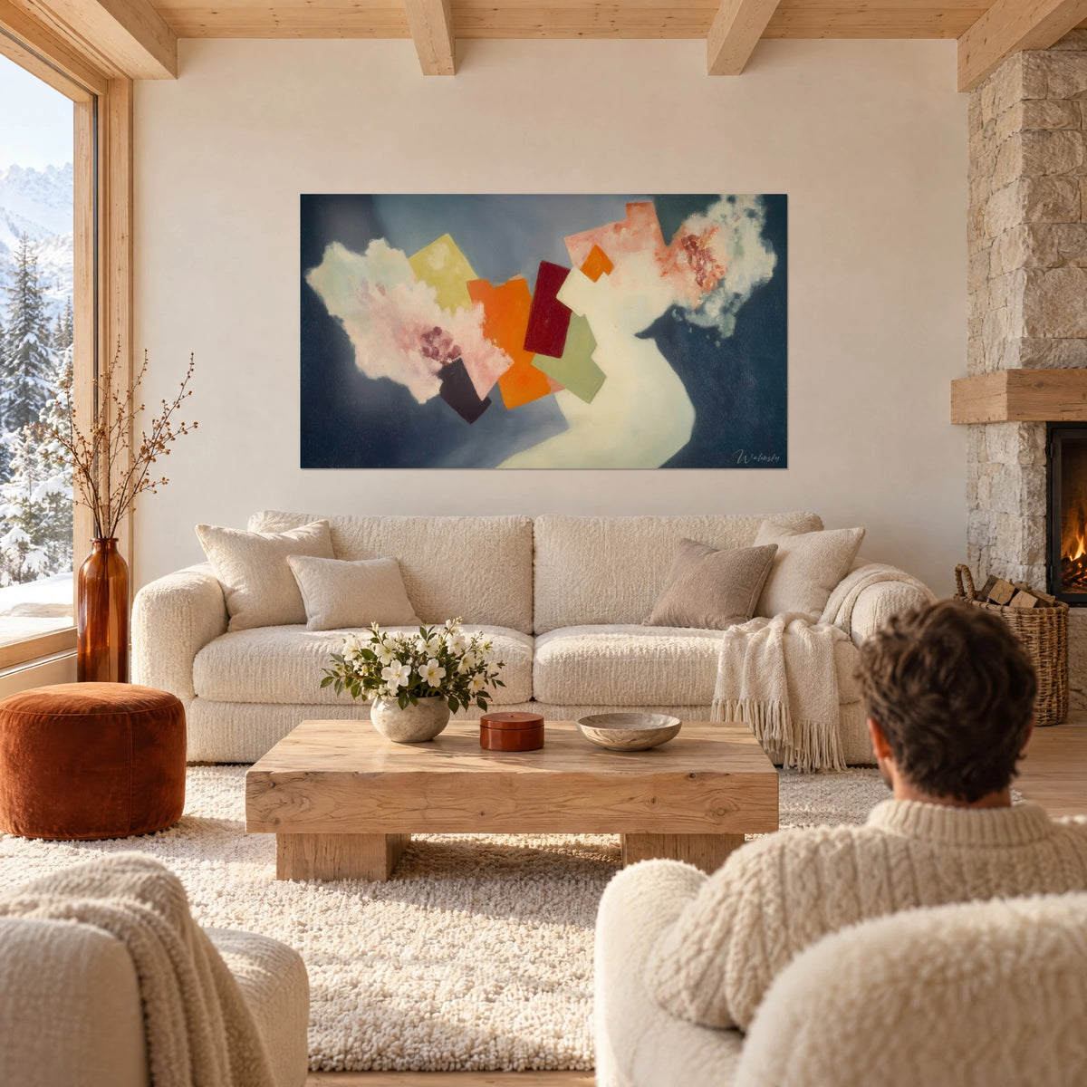 Quadro di rettangoli arancio e bordeaux su fondo blu notte, due persone di spalle sopra un divano in un soggiorno luminoso