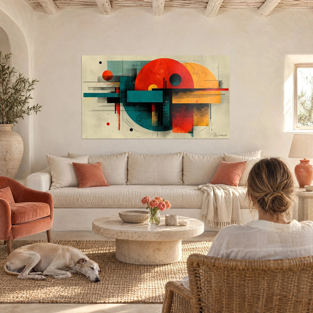 Tableau composition Bauhaus aux cercles rouge et jaune sur rectangles bleu canard et noirs, au-dessus d'un canapé dans un salon lumineux