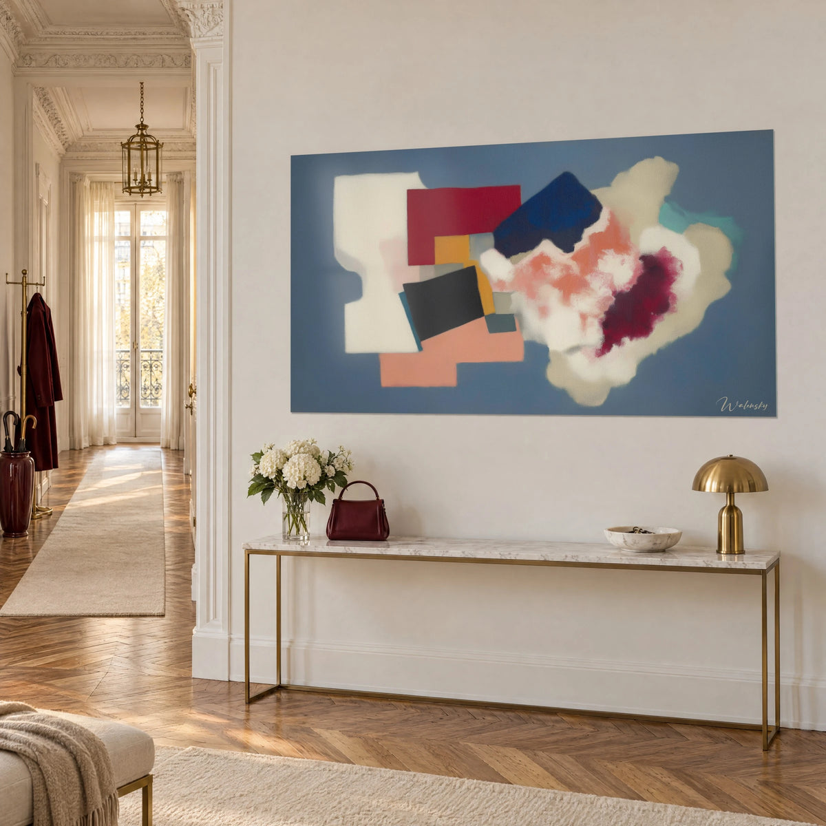 Quadro composizione astratta di rettangoli bordeaux, ocra e neri con una nuvola rosa salmone, vista di tre quarti, consolle dorata