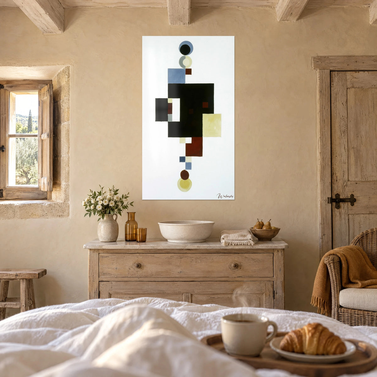 Quadro impilamento geometrico in nero e giallo pallido scandito da cerchi blu, astratto, troneggia sopra un letto in una camera luminosa
