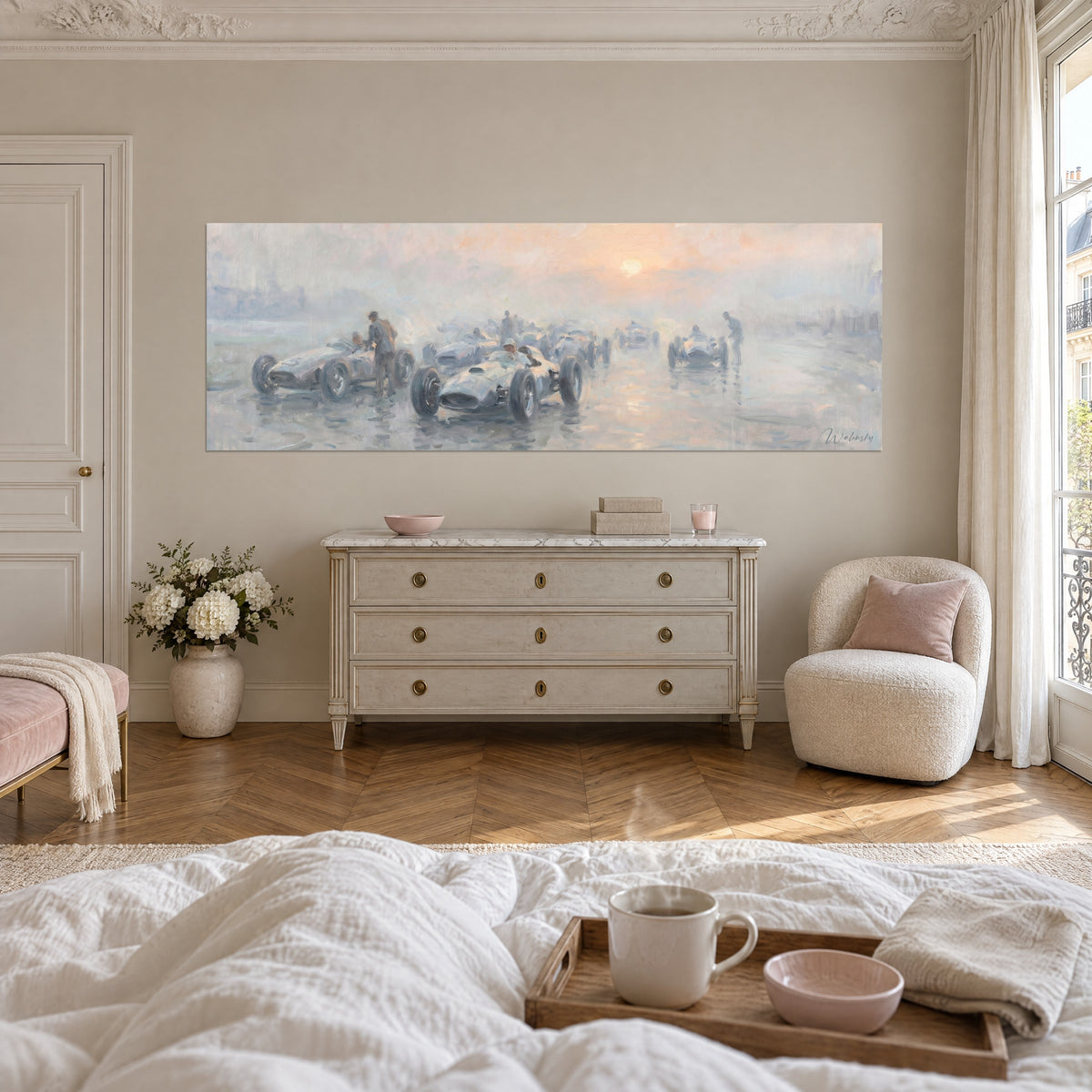 Tableau grille de départ vintage noyée de brume pêche et gris perle, pilote au casque blanc, au-dessus d'un lit dans une chambre claire