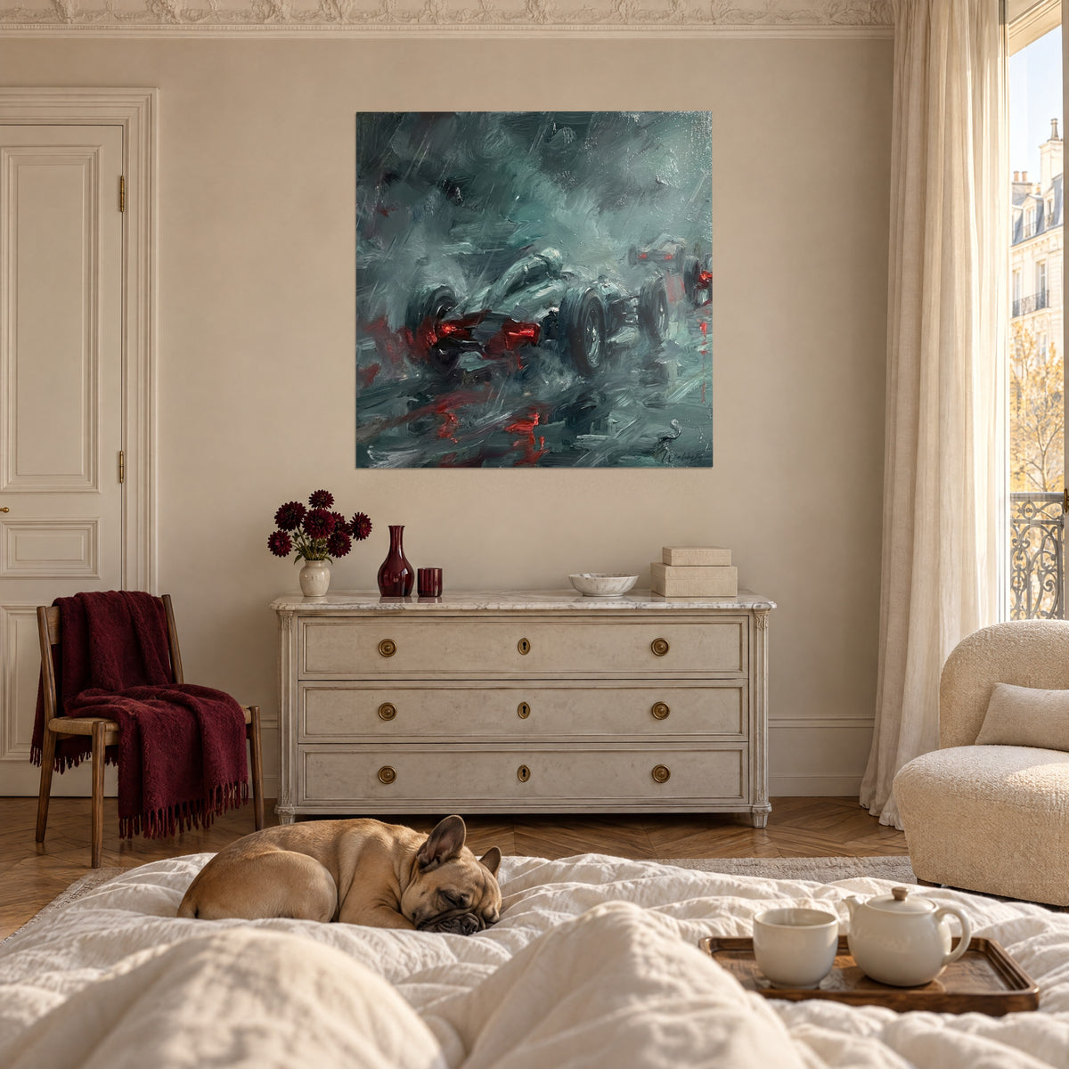 Tableau pilote de Grand Prix dans la tempête, brume bleu-gris et éclats rouges, bulldog couché sur un lit, au-dessus d'un lit dans une chambre claire