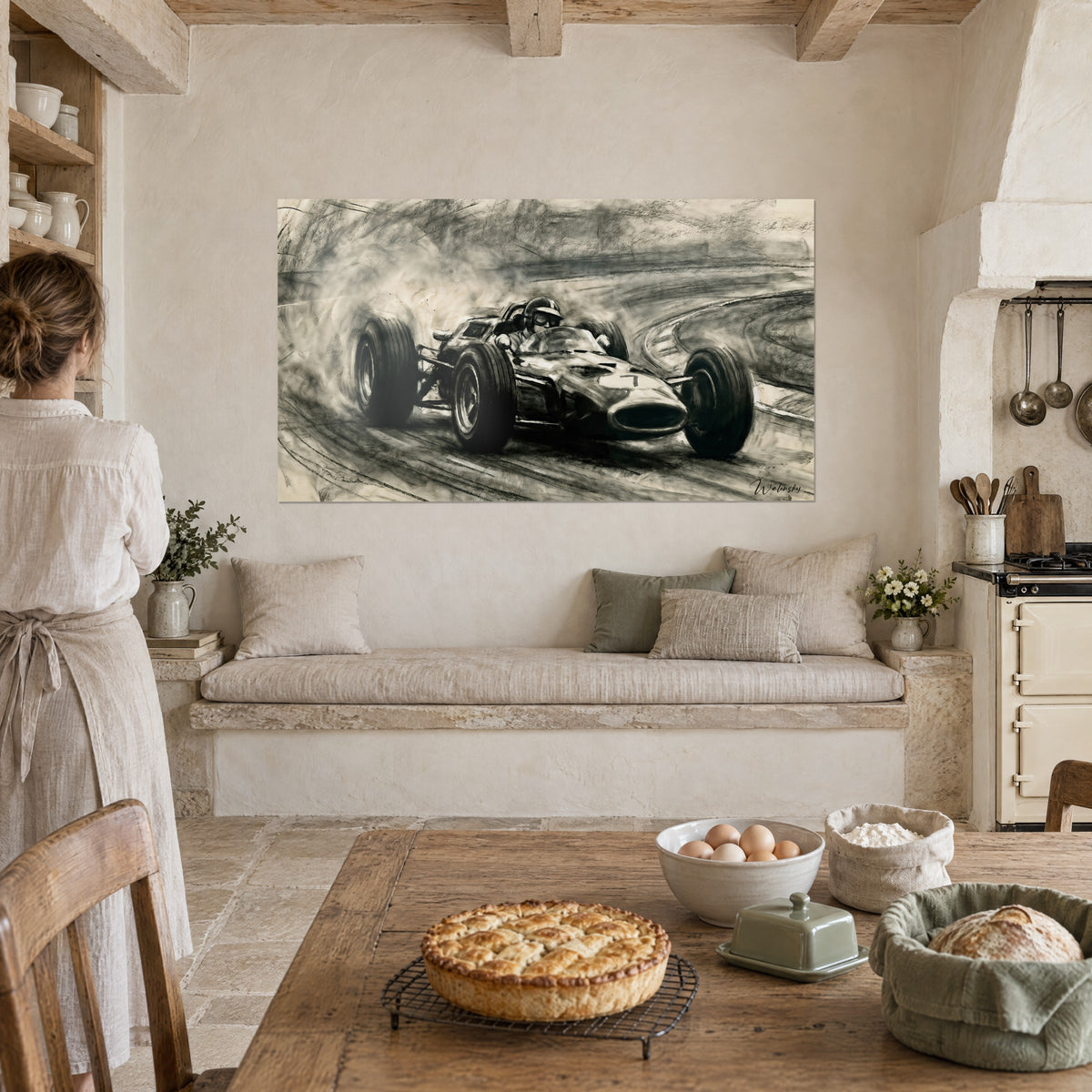 Gemälde retro Formel-1-Wagen in voller Fahrt, breite schwarze Reifen und grauer Rauch auf Sandhintergrund, rustikale Steinküche, goldene Tarte