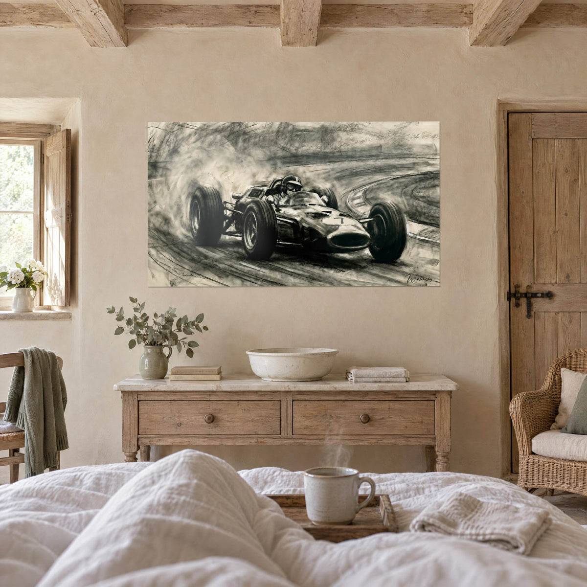 Gemälde historischer Grand-Prix-Wagen, der in einer Kurve driftet, schwarze Kohlestriche auf elfenbeinfarbenem Papier, über einem Bett in einem hellen Schlafzimmer