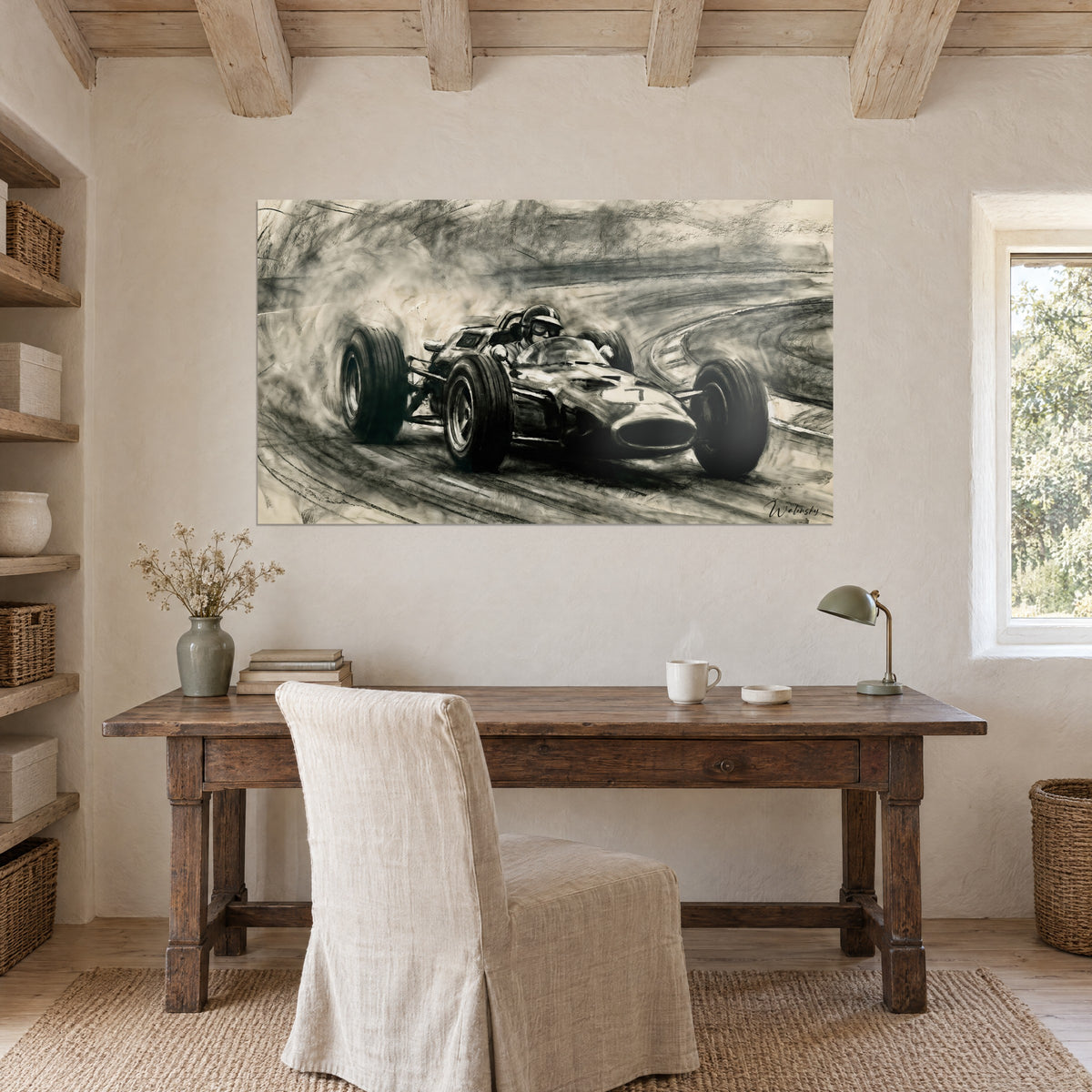 Gemälde Vintage-Autorennen als Kohlezeichnung, schwarze ovale Nase, weiße Nummer 7, cremefarbene Wand über einem Schreibtisch aus Rohholz