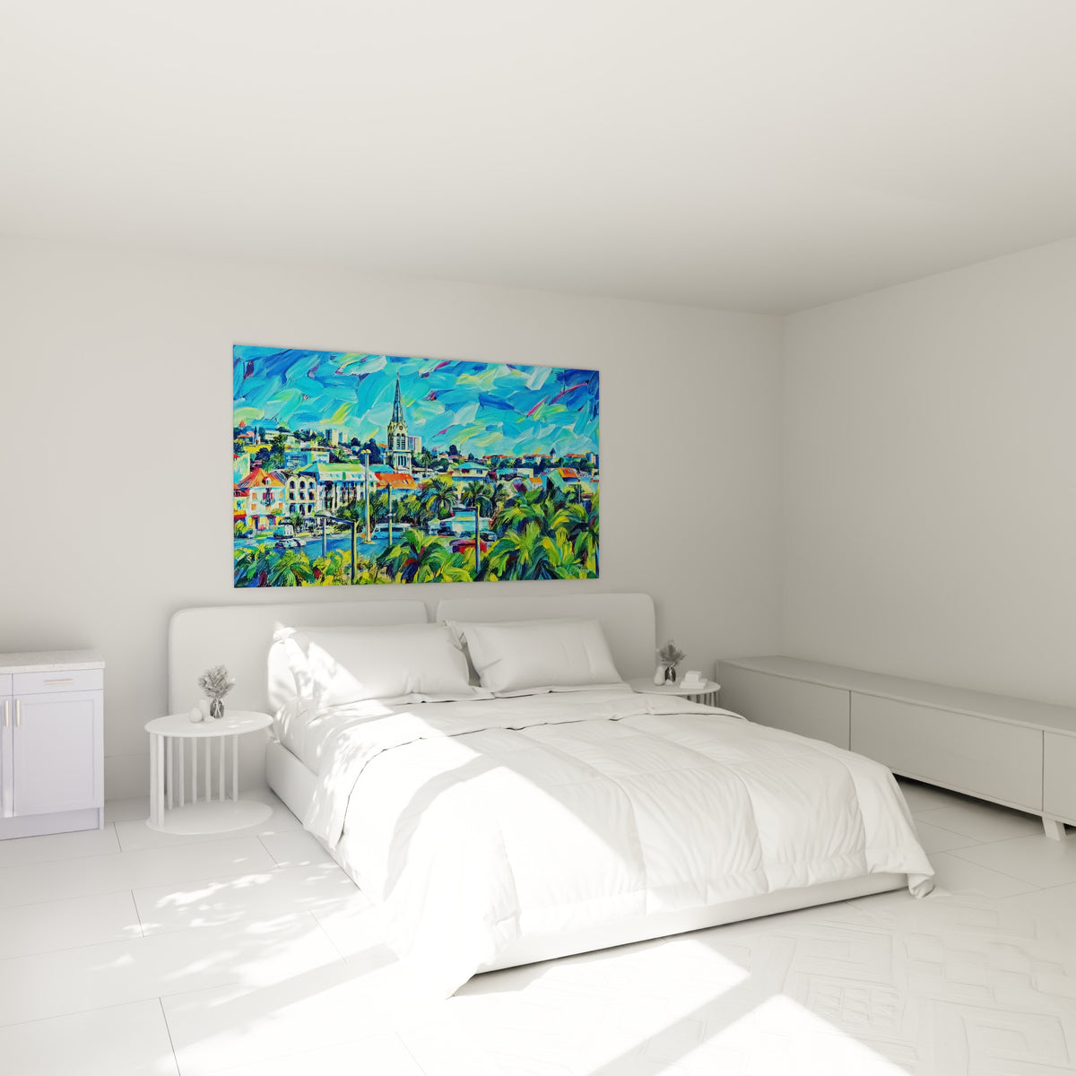 Clocher blanc et toitures orangées surplombant des palmiers verts, au-dessus d'un lit dans une chambre claire