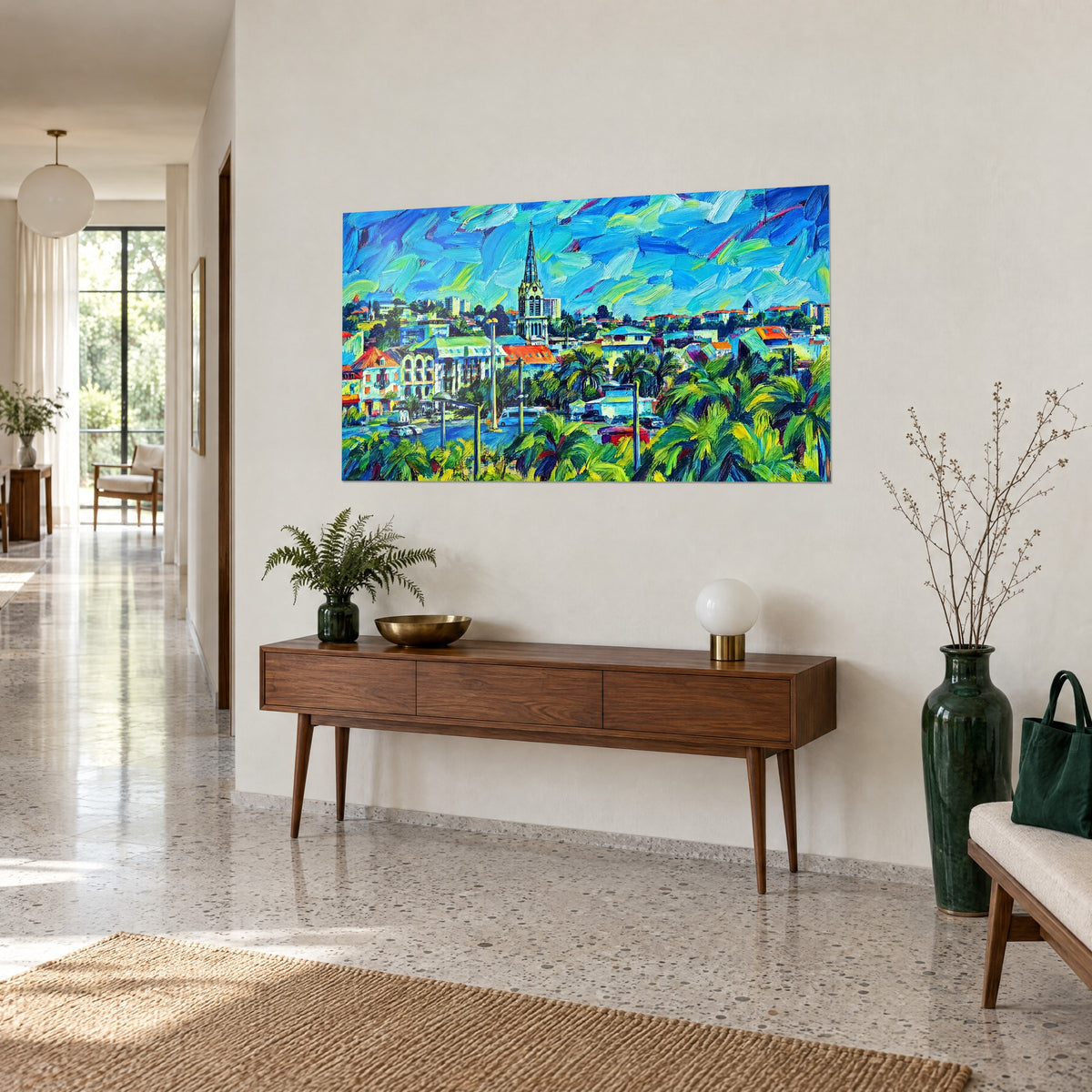Ville antillaise colorée aux tons turquoise et ocre, au-dessus d'un canapé dans un salon lumineux