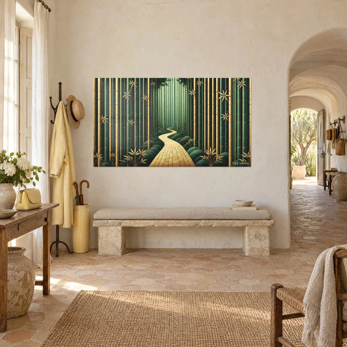 Tableau chemin d'or serpentant entre troncs émeraude et feuilles dorées, vu de trois quarts, mur crème d'un mas provençal
