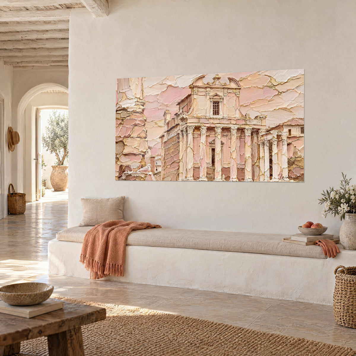 Tableau façade baroque aux colonnes corinthiennes, rose poudré et or pâle, mur blanc et banquette en vue de trois-quarts