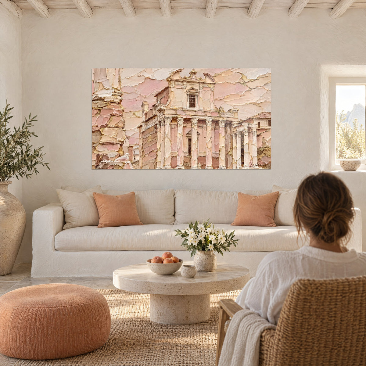 Tableau temple antique rose et or en empâtements, colonnes crème et pigeon blanc, au-dessus d'un canapé dans un salon lumineux