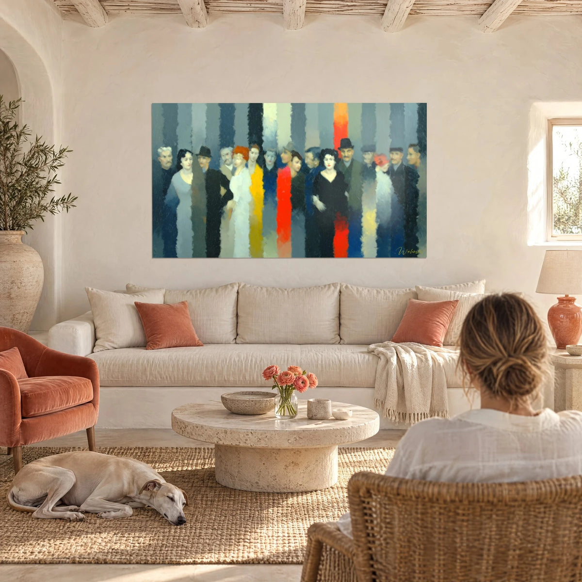 Gemälde Menschenmenge mit Gesichtern in senkrechten Streifen aus Grau, leuchtendem Rot und Senfgelb, über einem Sofa in einem hellen Wohnzimmer
