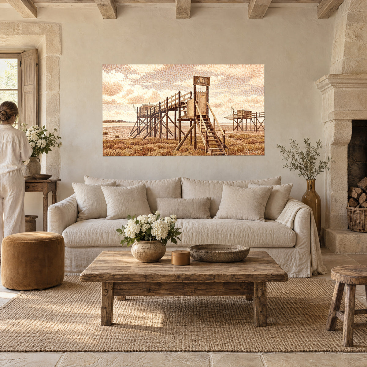 Gemälde Fischerhütte auf Stelzen aus ockerfarbenem und braunem Holz, rosa und cremefarbener Wolkenhimmel, über einem Sofa in einem hellen Wohnzimmer