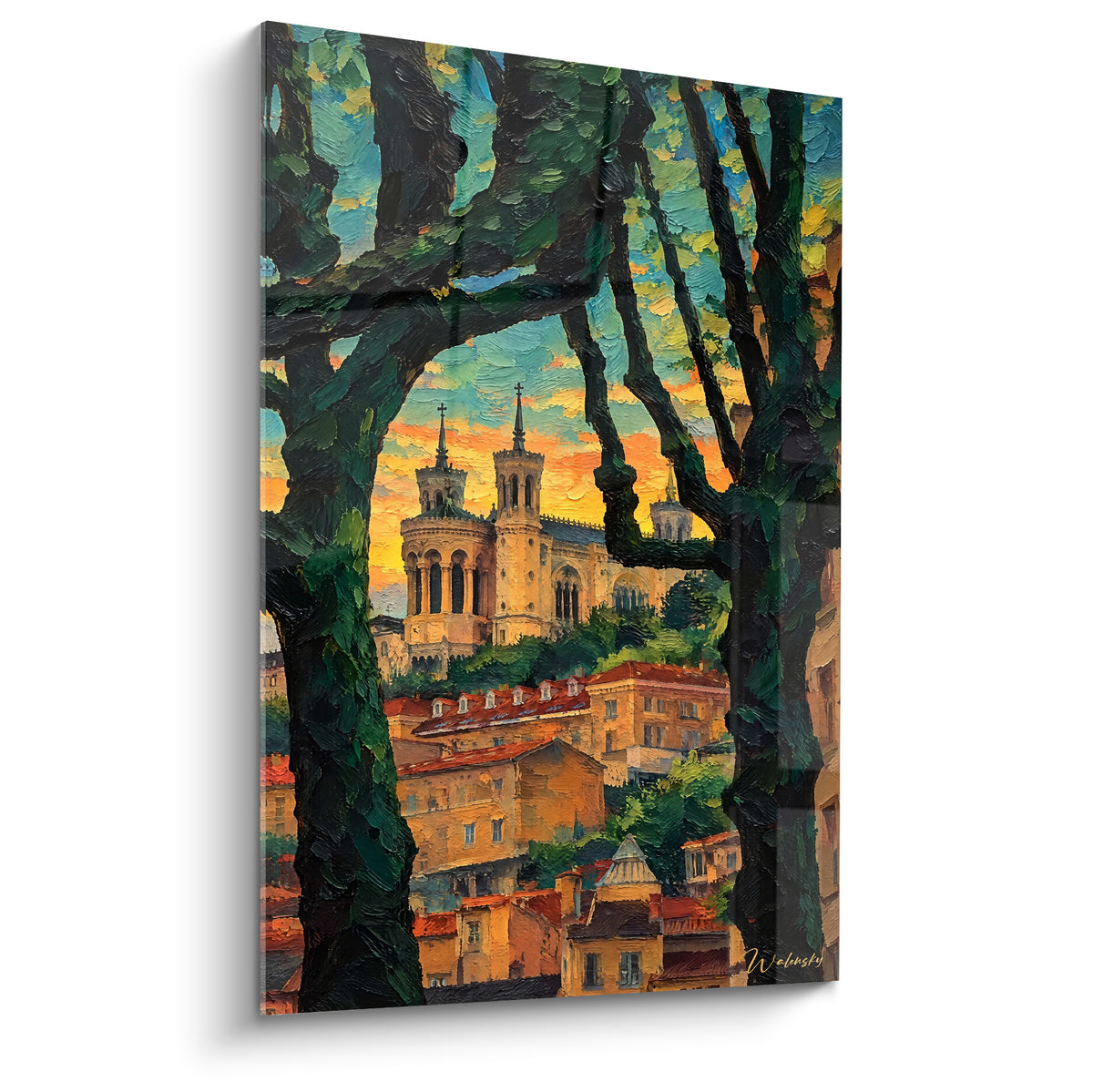 Basilique de Fourvière dorée entre troncs verts sombres, ciel orangé et bleu au coucher du soleil