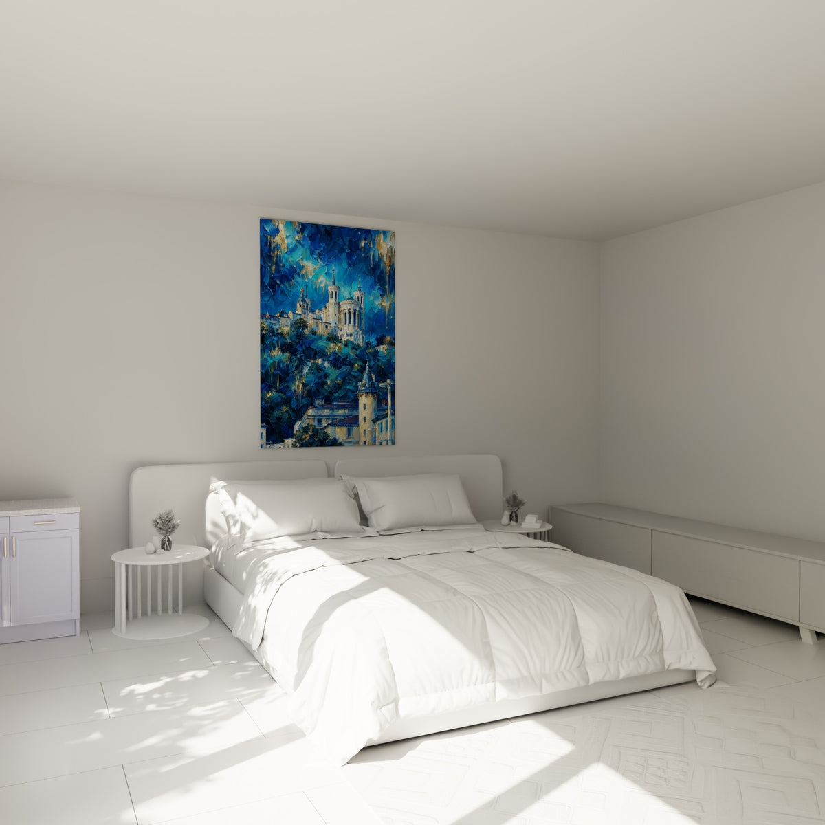 Colline sacrée bleu marine et or de Fourvière, au-dessus d'un lit dans une chambre claire