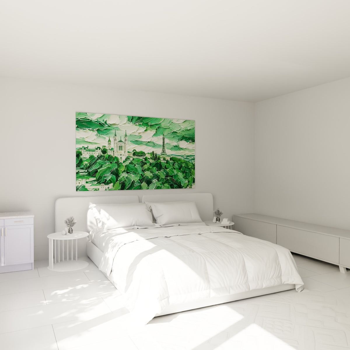 Colline verte et basilique crème peintes au couteau, accrochées au-dessus d'un lit dans une chambre claire