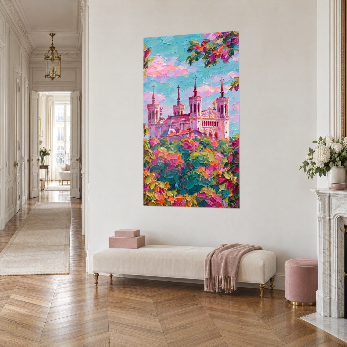 Obraz Fourvière w pastelowym impaście, karminowe iglice i różowe chmury na niebieskim tle, widok z trzech czwartych, korytarz w stylu haussmannowskim