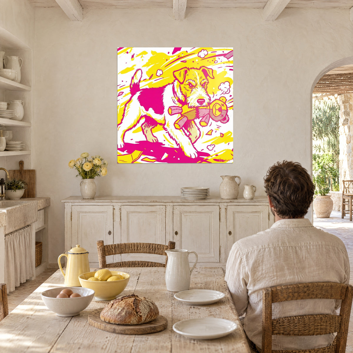 Gemälde Jack Russell in Pop-Art-Tusche, rosa Schnauze, aufgerissener Teddybär, leuchtend gelber Hintergrund, Mann von hinten am Tisch in einer Bauernküche