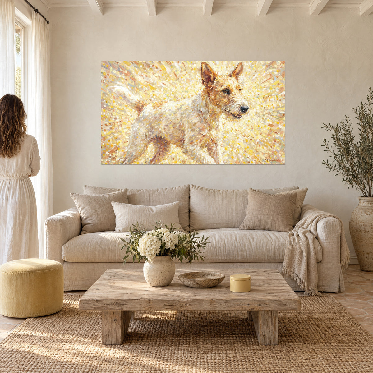 Obraz beżowy fox terrier w słonecznie żółtych plamkach pointylizmu i kremowobiałych kropkach, kobieta tyłem, nad sofą w jasnym salonie