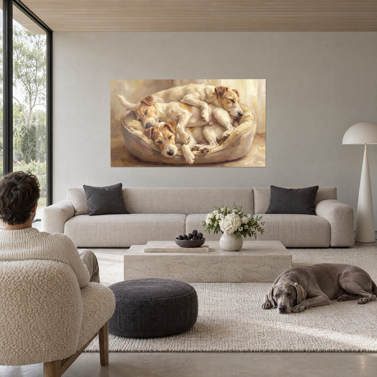 Gemälde drei schlafende Foxterrier eng zusammengerollt, cremefarbenes und rotbraunes Fell, beiger Korb, über einem Sofa in einem hellen Wohnzimmer