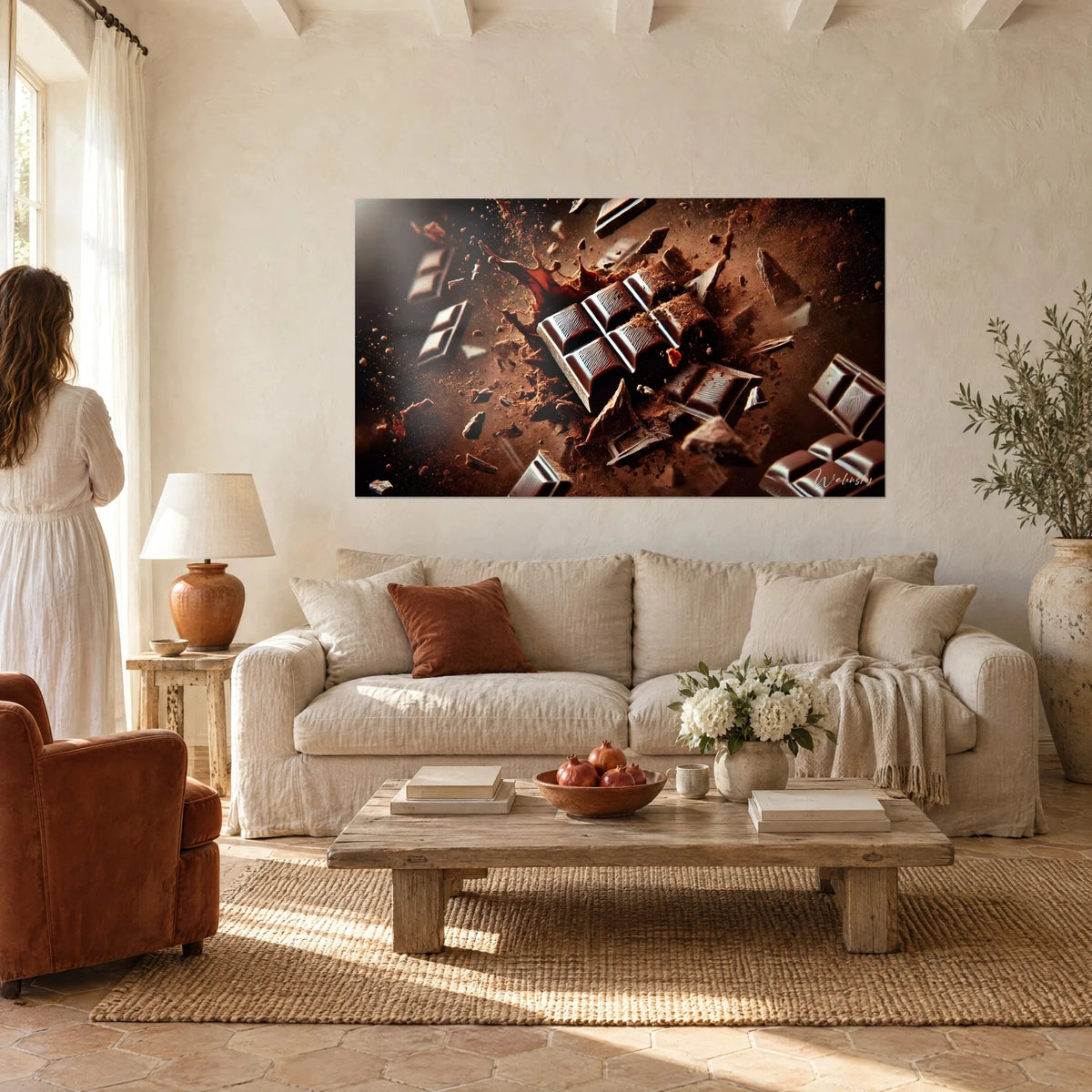 Gemälde einer zerbrochenen dunkeln Schokoladentafel in einer braunen Kakaowolke, rostroter Spritzer, über einem Sofa in einem hellen Wohnzimmer