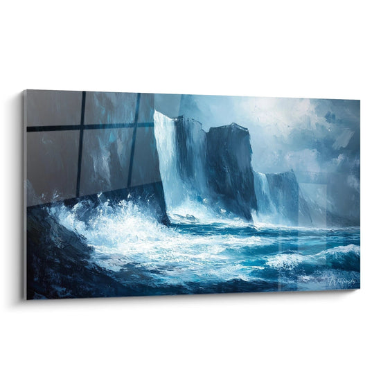 Un'opera d'arte che rappresenta scogliere scure e imponenti che si ergono su un mare tumultuoso, con onde blu brillanti che si infrangono contro le rocce, creando una schiuma bianca contrastante sotto un cielo dai toni bluastri.
