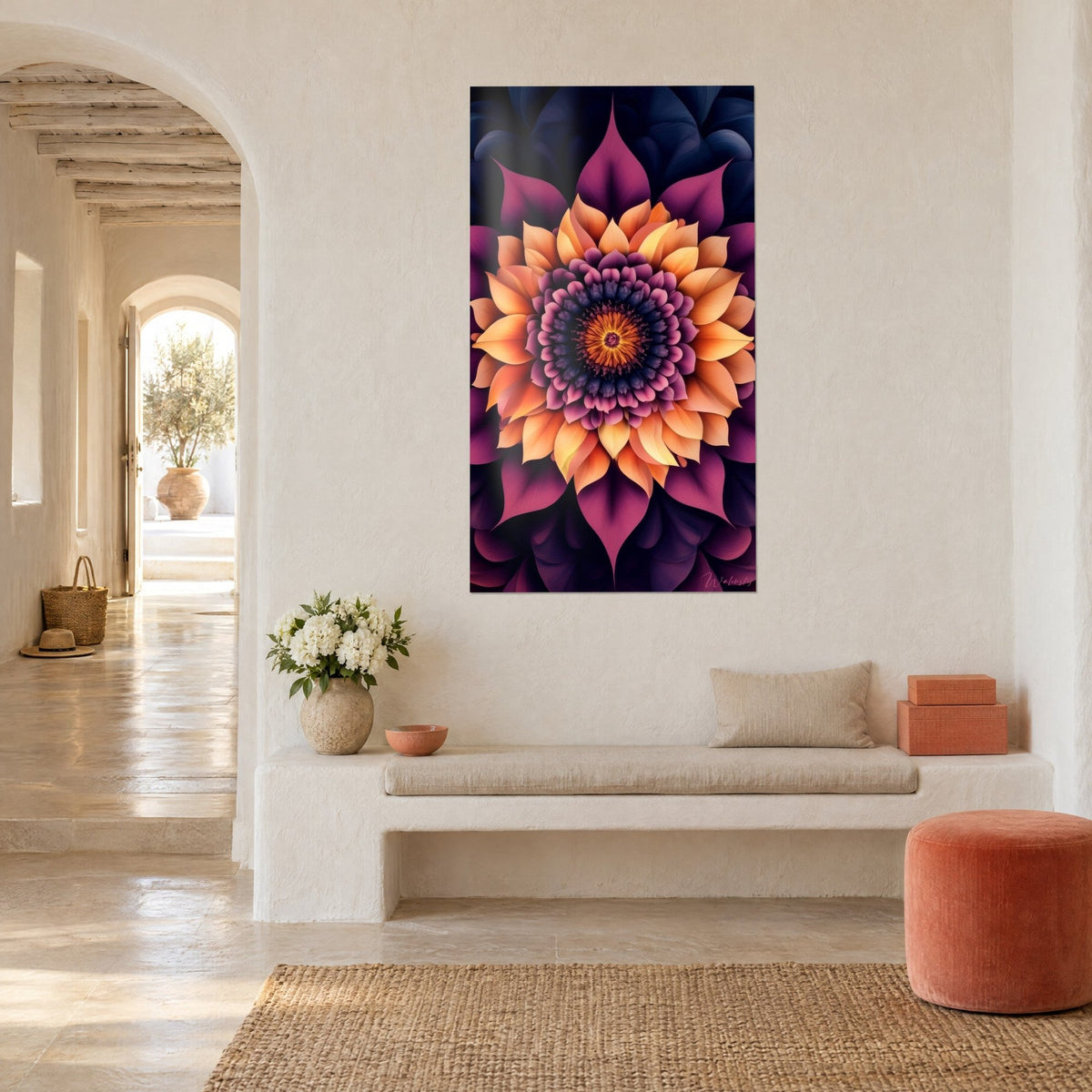 Tableau fleur fractale symétrique, pétales abricot et violet sur fond bleu nuit, près d'une banquette blanche et d'un pouf corail