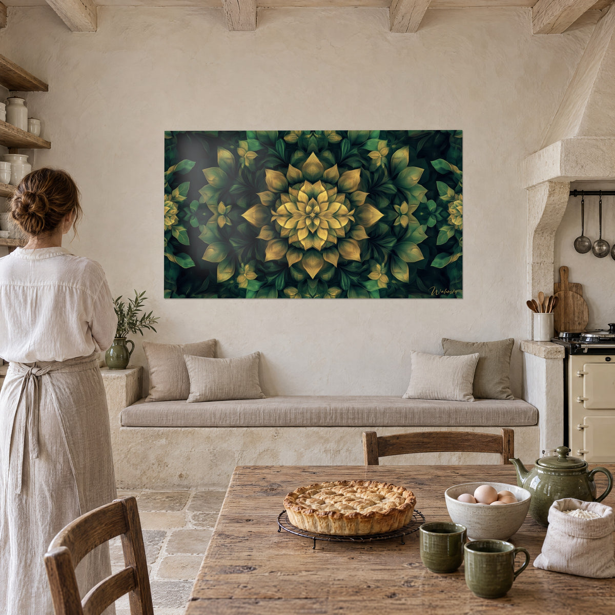 Tableau kaléidoscope floral aux reflets dorés sur fond vert forêt, une femme en tablier de dos, cuisine en pierre