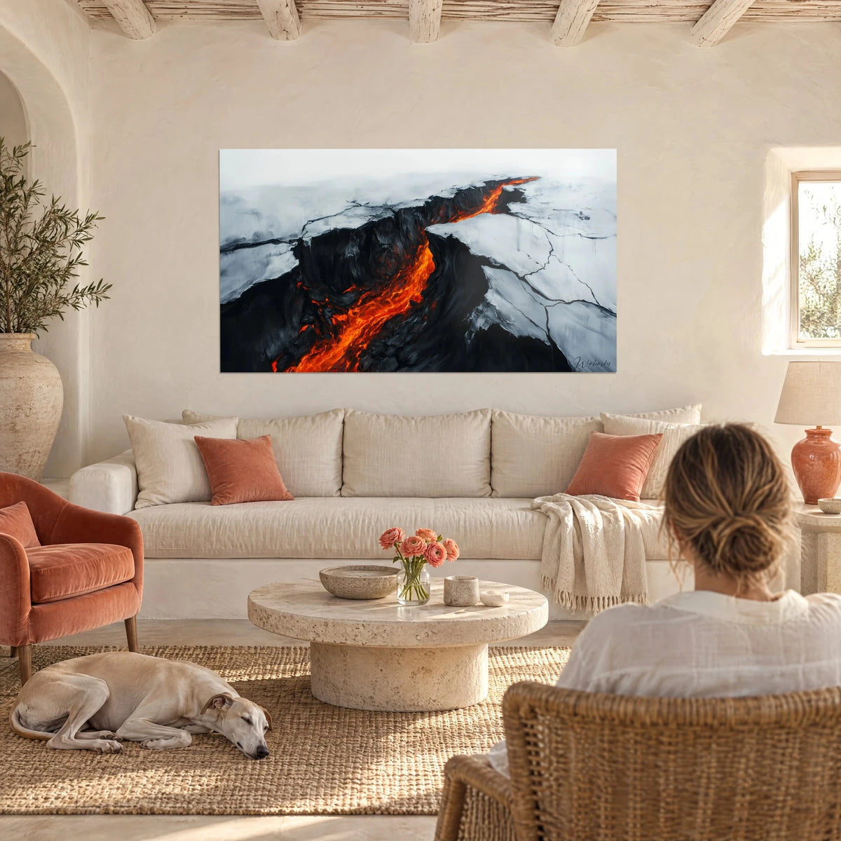 Tableau fissure de lave orange dans la glace blanche, vue aérienne, entre deux personnes de dos, au-dessus d'un canapé dans un salon lumineux