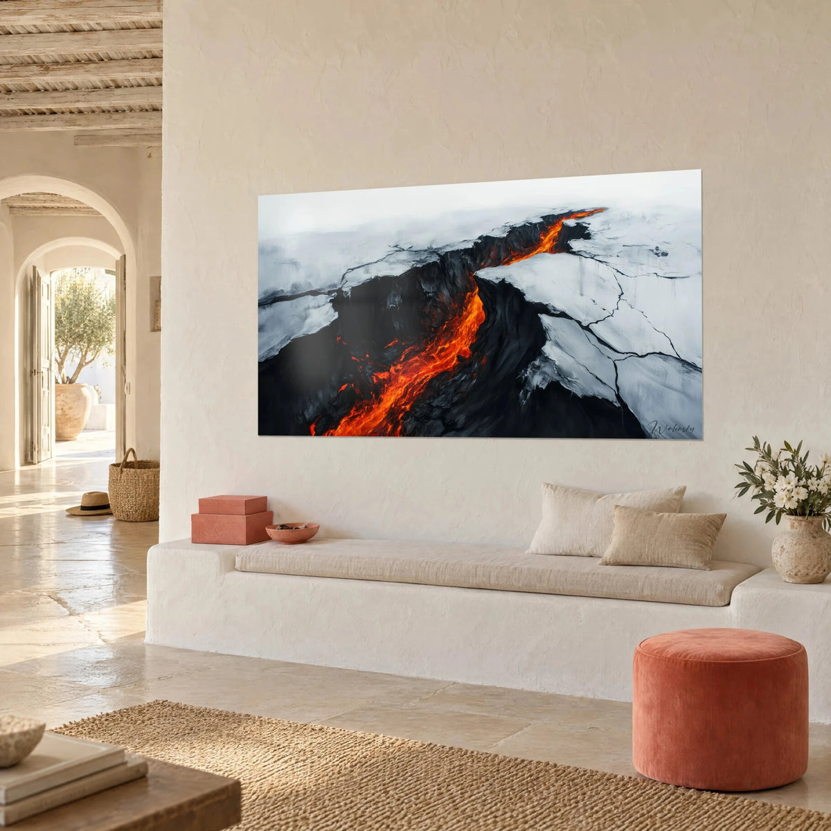 Tableau coulée de magma incandescent entre plaques de glace grisâtres et roche noire, accroché près d'une banquette blanche, maison méditerranéenne
