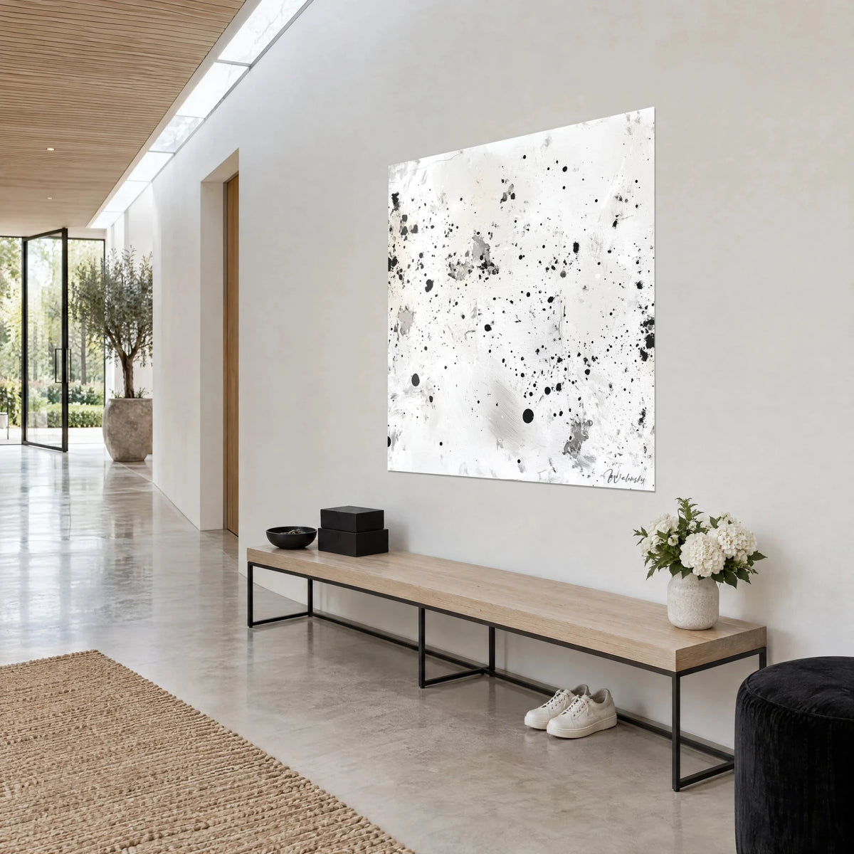 Cuadro con una constelación de gotas negras sobre visillo blanco nacarado y manchas grises, visto de tres cuartos en un pasillo de casa de arquitecto