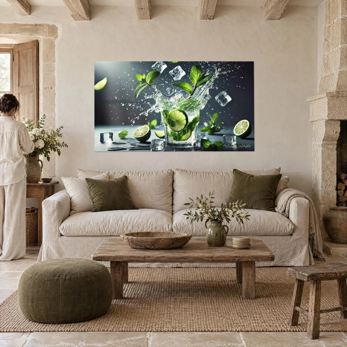 Gemälde mit spritzendem Mojito, schwebende Eiswürfel, grüne Minze und Limette, über einem Sofa in einem hellen Wohnzimmer