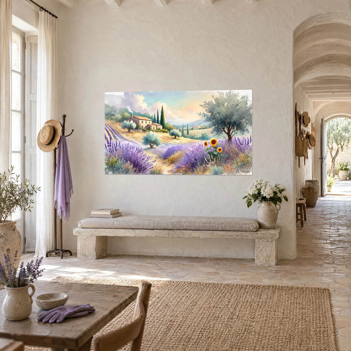 Schilderij paarse lavendelvelden en gele zonnebloemen voor een schuur met okerkleurige dakpannen, driekwartzicht in een gewelfde gang