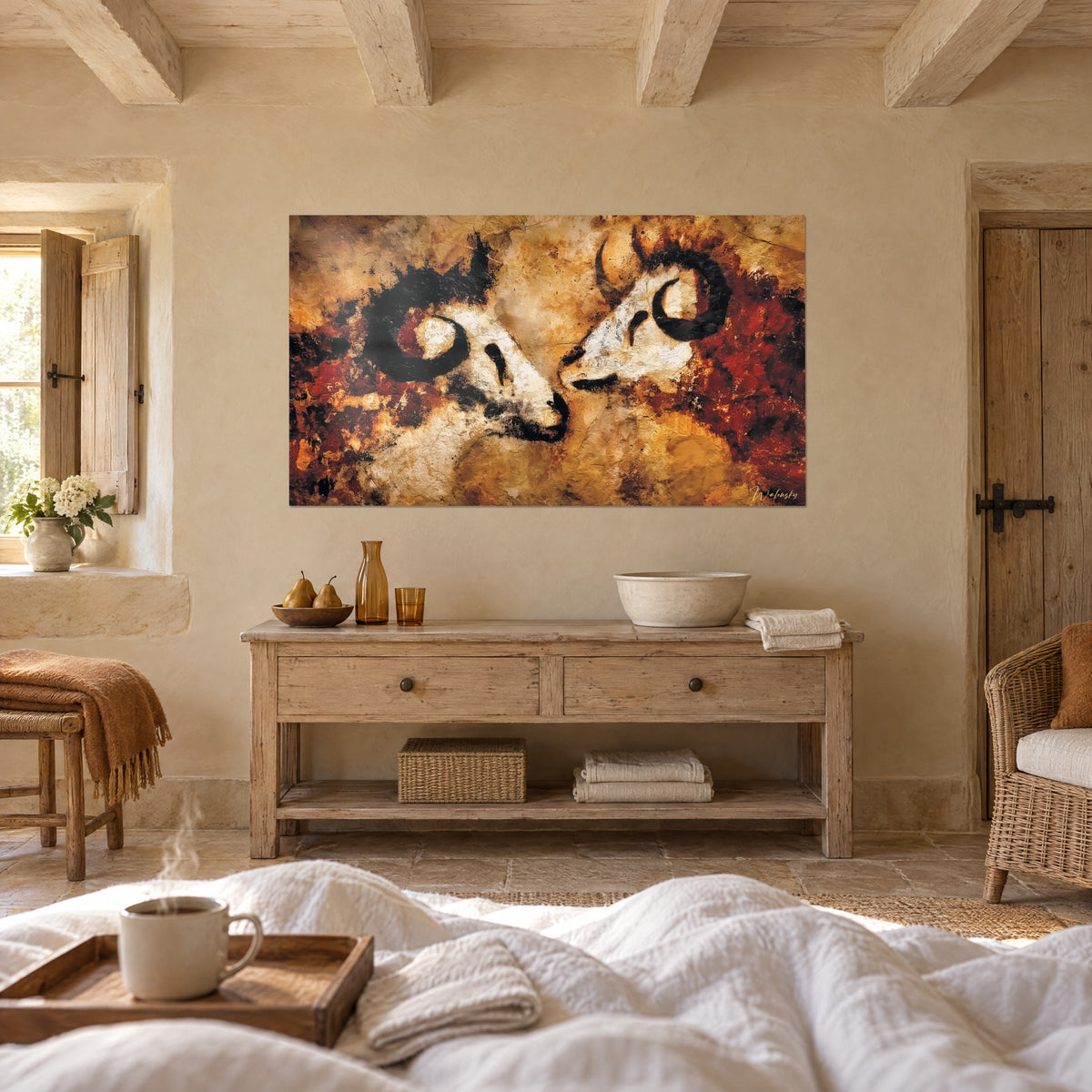 Schilderij prehistorische bizons neus tegen neus, krijtwit en roestrood, boven een bed in een lichte slaapkamer