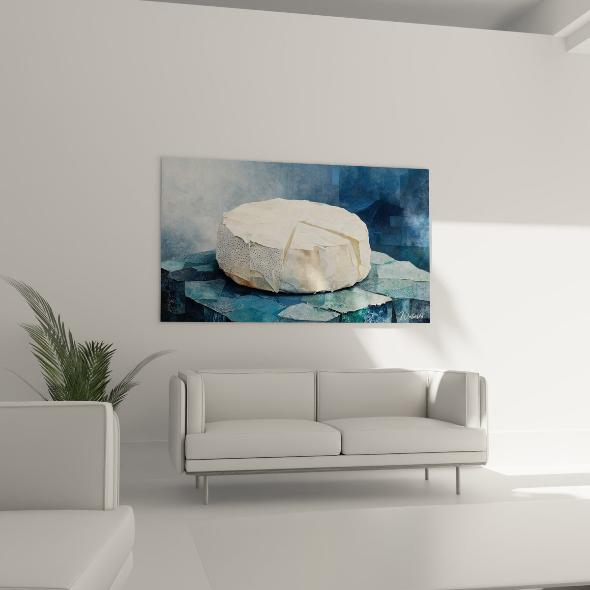Meule ivoire et fond bleu marine fragmenté au-dessus d'un canapé dans un salon lumineux