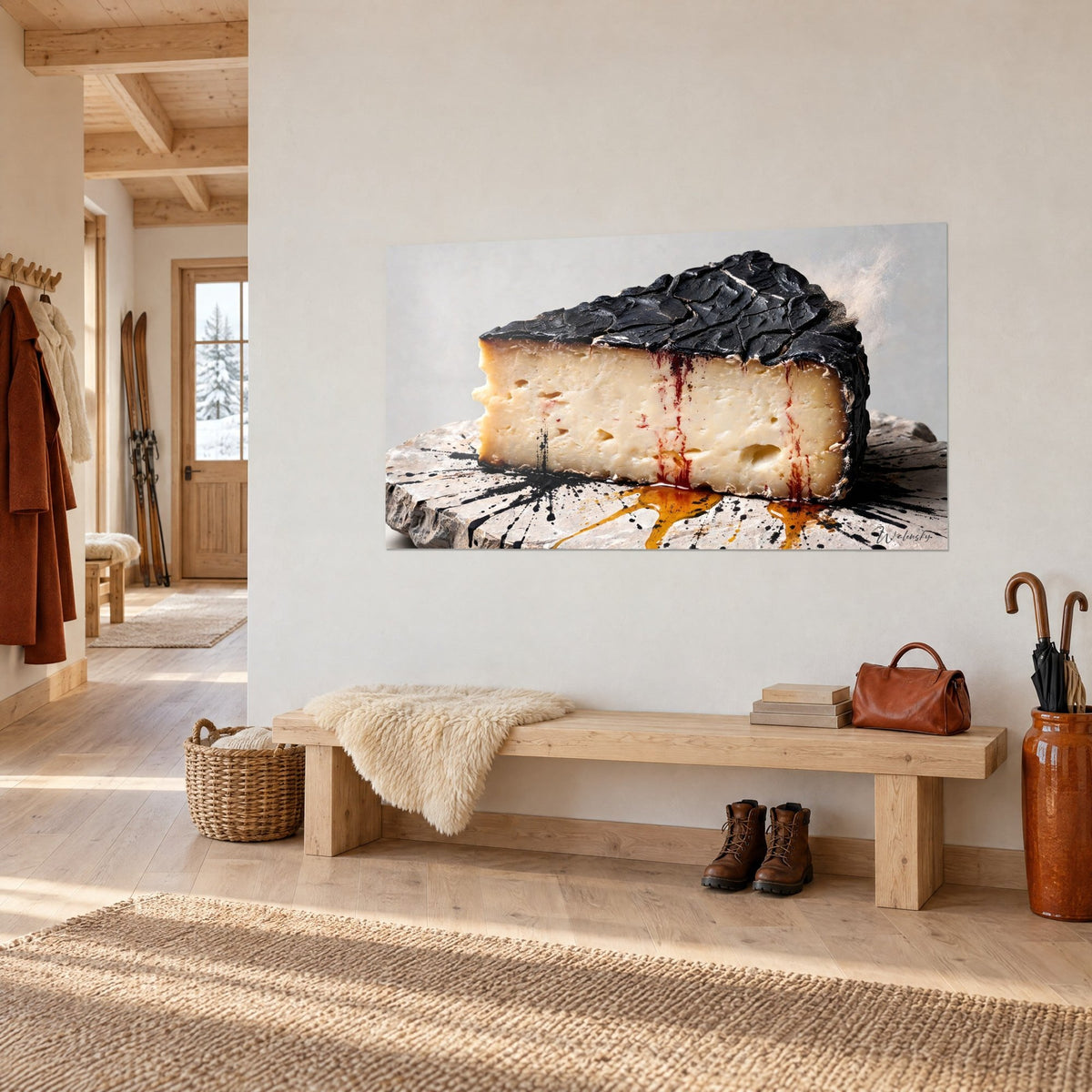 Tableau triangle de brie charbon sur pierre éclaboussée d'encre noire et de miel ambré, vu de trois quarts dans l'entrée en bois