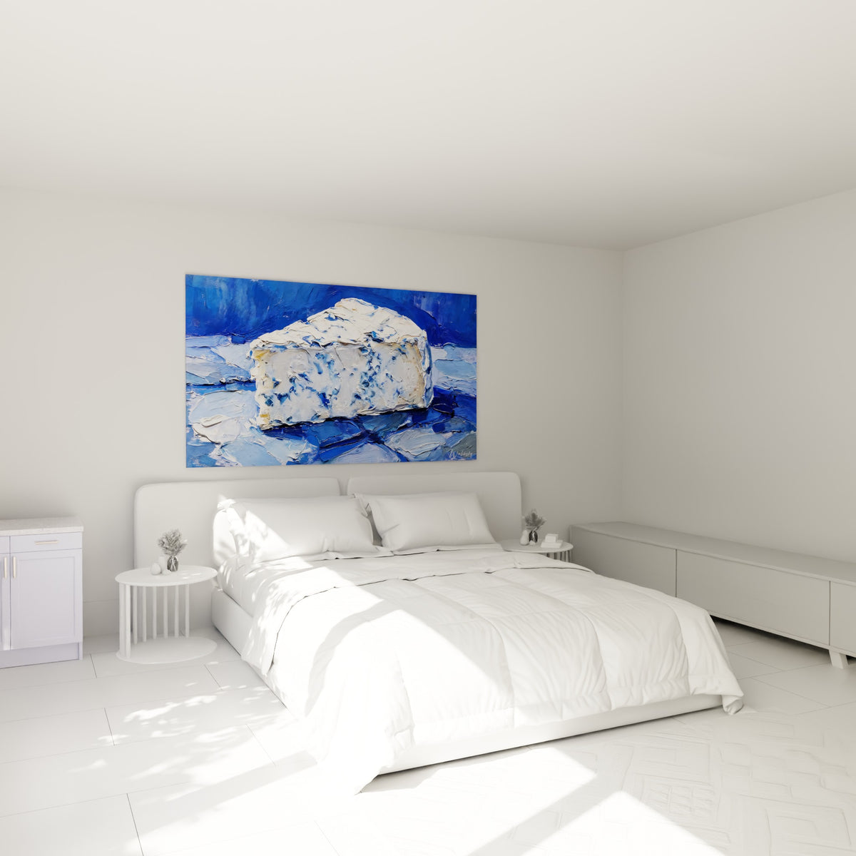 Morceau de fromage bleu marine et crème, sujet gourmand accroché au-dessus d'un lit dans une chambre claire